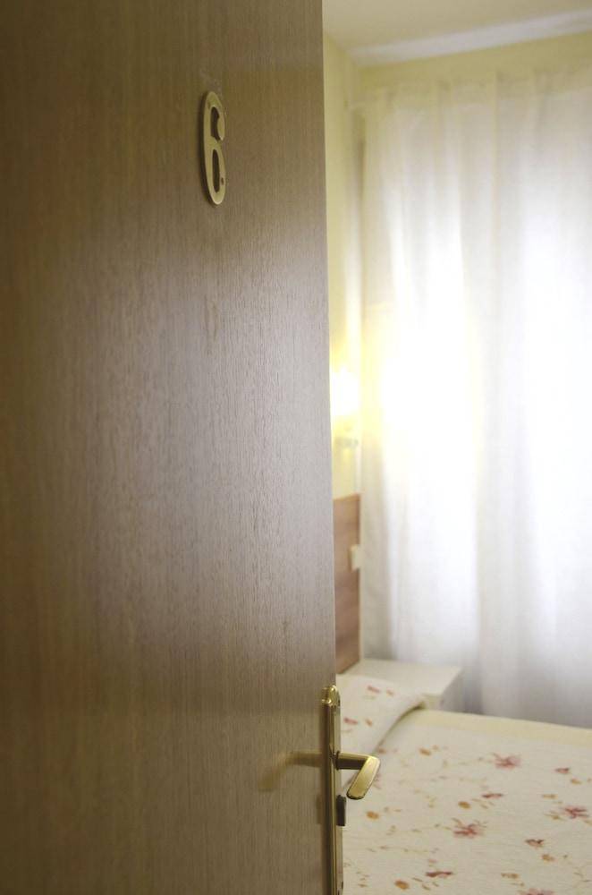 Hostal Nersan2 Мадрид Экстерьер фото